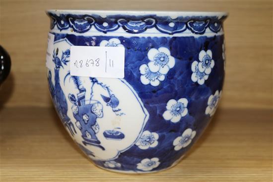 A Chinese blue and white jardiniere H.15.5cm